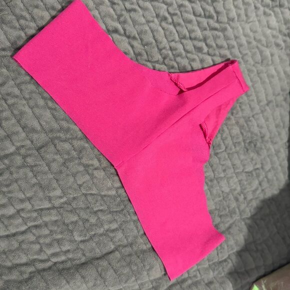 PINK VICTORIA’S SECRET STRAWBERRY HEART THONG – XS – NEW WITH TAG 🍓✨ - Picture 12 of 15